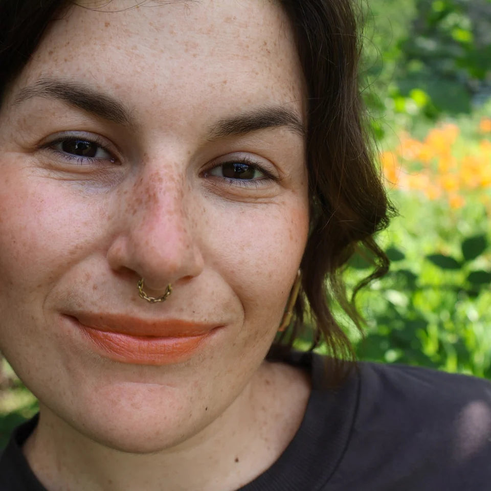Baume à lèvres teinté Mae Mae cantaloup appliqué offrant une teinte naturelle orangée sur les lèvres