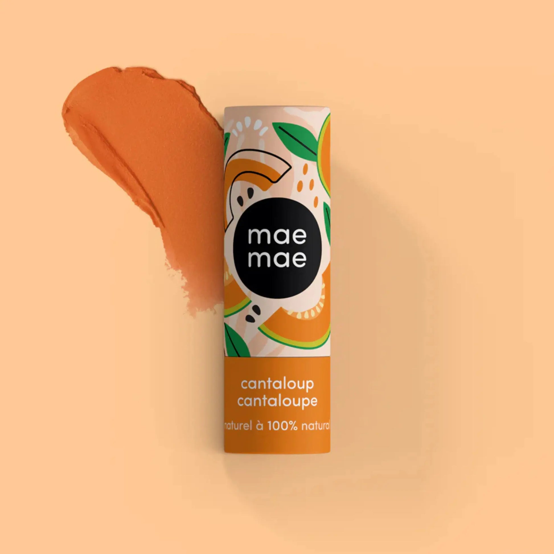 Baume à lèvres teinté Mae Mae cantaloup présenté avec une trace de texture orange sur fond pêche
