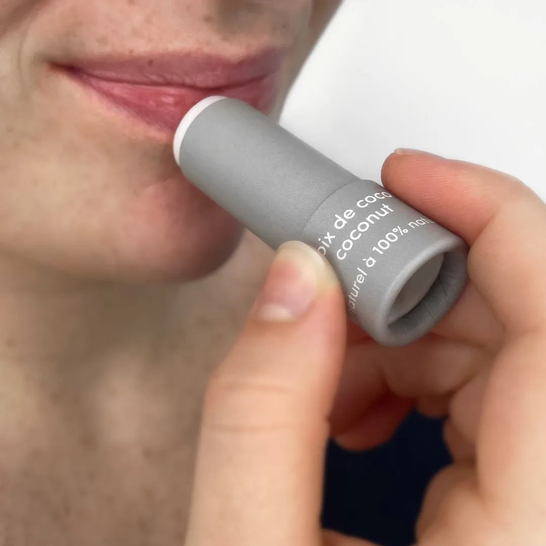 Application du baume à lèvres naturel à la noix de coco mae mae sur les lèvres