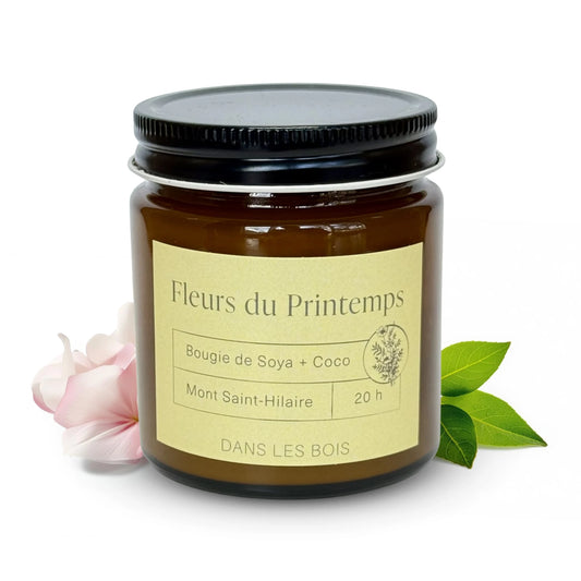 Bougie Fleurs du Printemps 20 h, 4 oz avec pétales floraux et feuilles sur fond blanc, parfum doux et délicatement floral