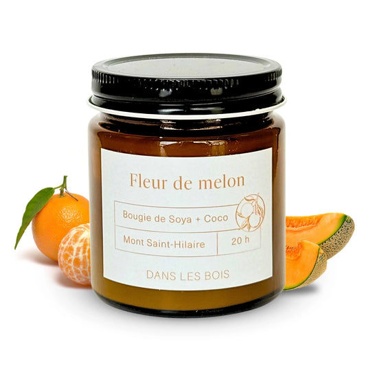 Bougie Fleur de melon 4oz 20h avec clémentine et cantaloup, parfum fruité frais, ambiance estivale naturelle sur fond blanc épuré.
