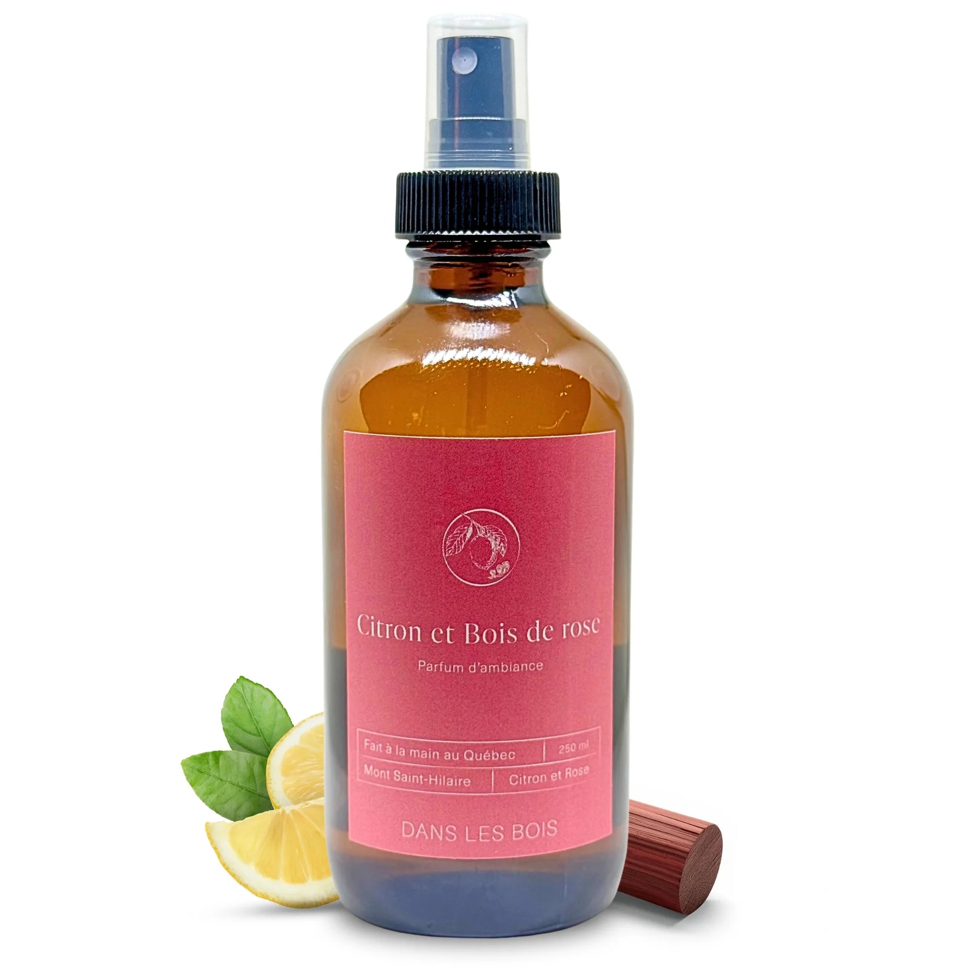 Parfum d’ambiance Citron et Bois de rose avec zestes de citron et branches de bois de rose sur fond blanc, parfum frais et élégant