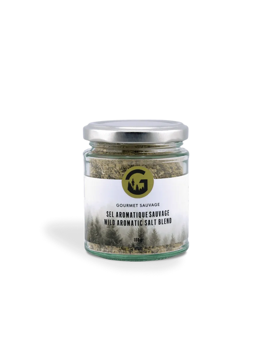 Pot de sel aromatique sauvage Gourmet Sauvage sur fond blanc, assaisonnement aux algues de la Gaspésie et champignons forestiers du Québec