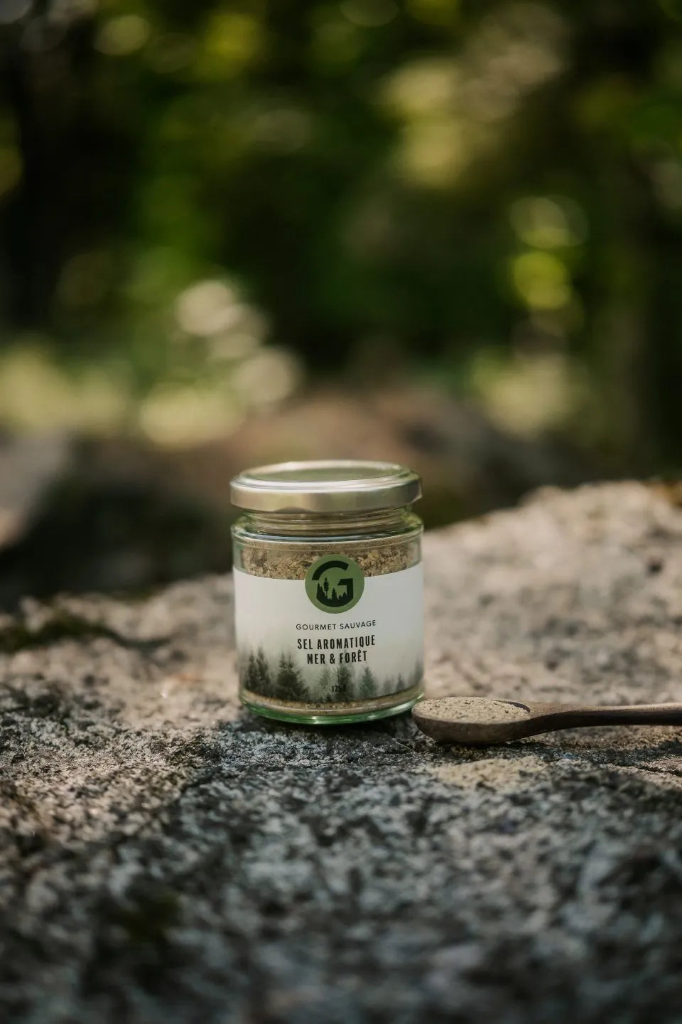 Sel aromatique sauvage Gourmet Sauvage en utilisation dans un décor naturel du Québec, ambiance forêt et plein air mettant en valeur un assaisonnement authentique et riche en saveurs